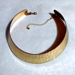 LARGE GOLD-TONE TORQUE HAMMERED-STYLE COLLAR ADJUSTABLE 14- 18.5" NECKLACE